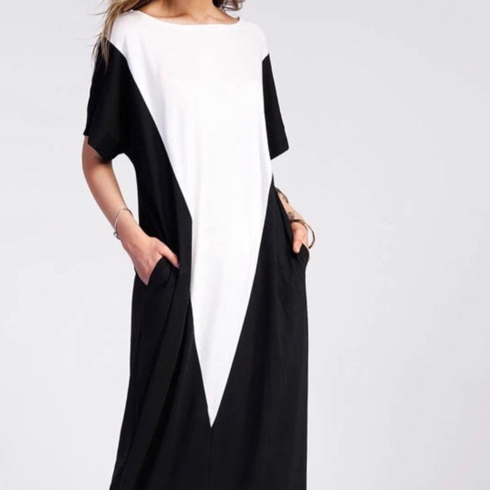 ✅Black Maxi Dress w/ White Triangle Shape Accent
